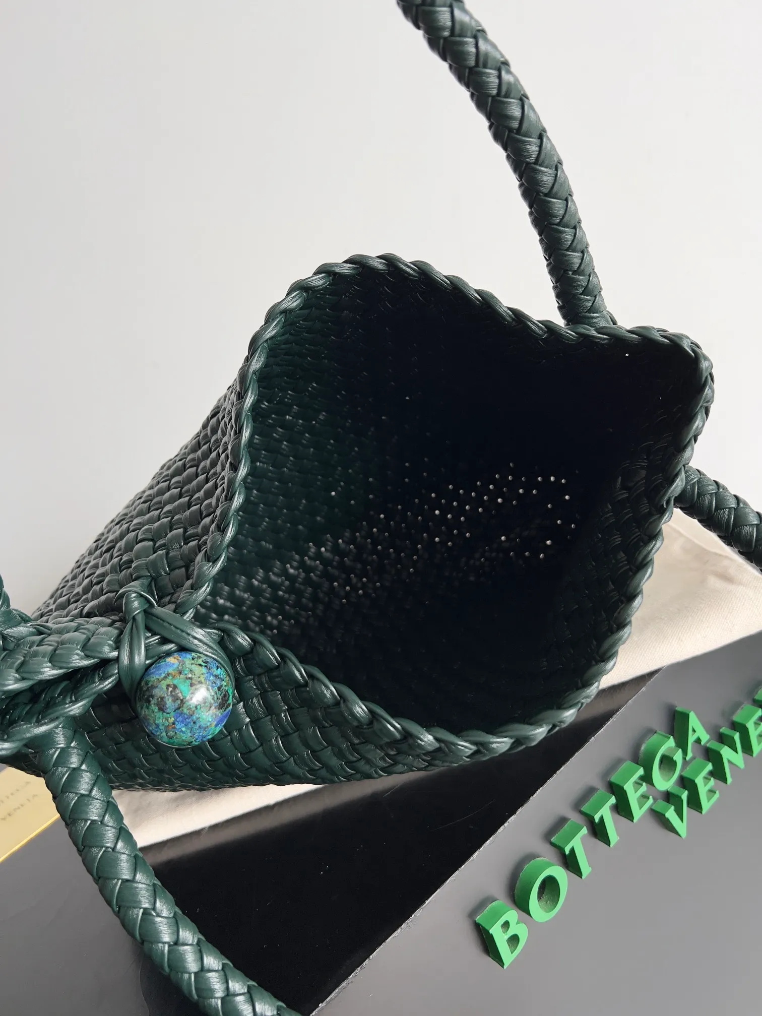 Batch 5960 BV collectible small woven handbags are really YYDS!! Bottega Veneta’s most classic small woven handbags are back! ! We use the highest quality leather with the highest craftsmanship❤️ to create the most expensive works. We have created the original Intrecciato leather weaving process❤️ This unique traditional exclusive leather weaving method has not only become our logo but also reflects the time-consuming and labor-intensive craftsmanship of our products❤️ The new TOSCA handbag must be a selection worth collecting🆕⚠️⚠️Babies, malachite can be sold separately and can be assembled by yourself Style number: 716974 Size: 27*9*18cm